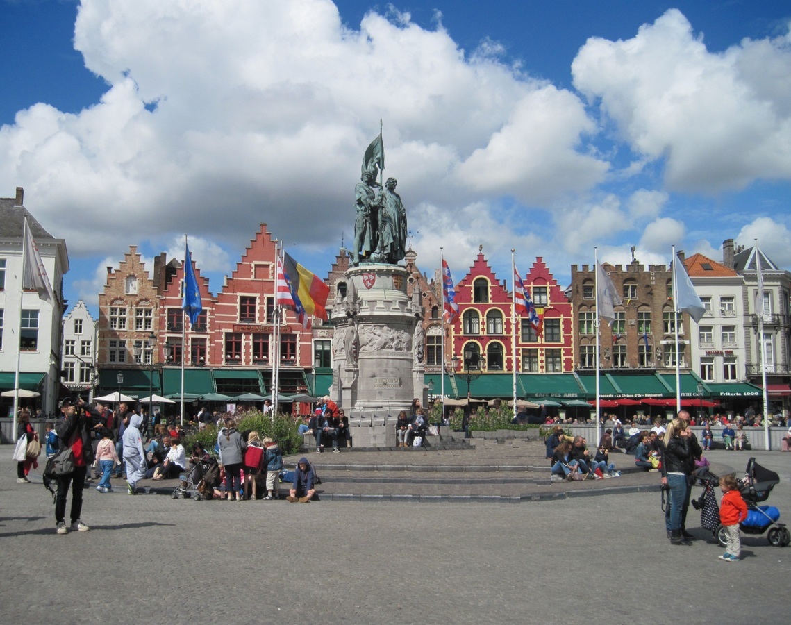13- Bruges- Veduta della piazza del mercato con la statua al centro in onore di Jan Breydel e Pieter De Connck
